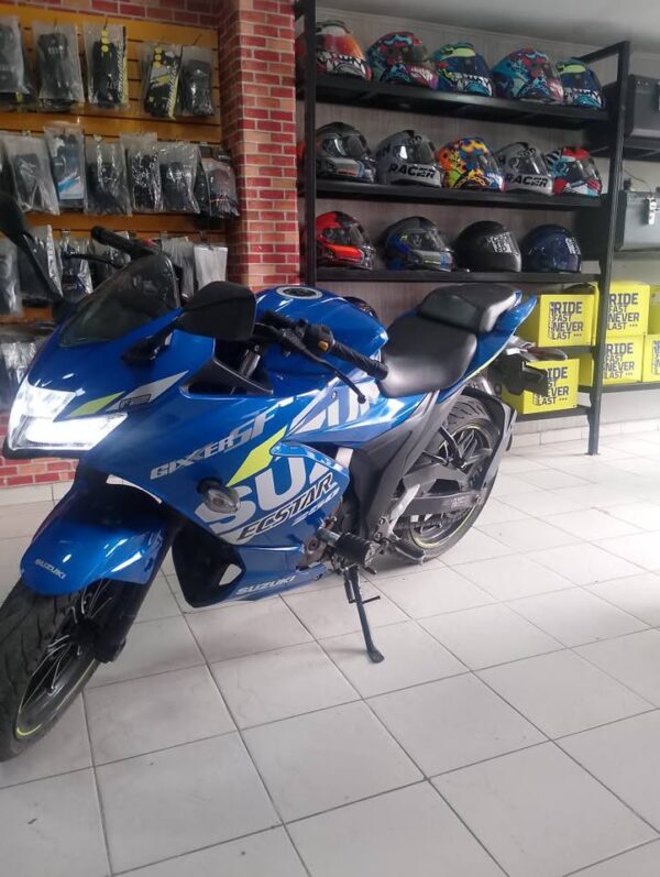 Suzuki Gixxer SF 250 Modelo 2024 – Excelente estado, único dueño - Image 4